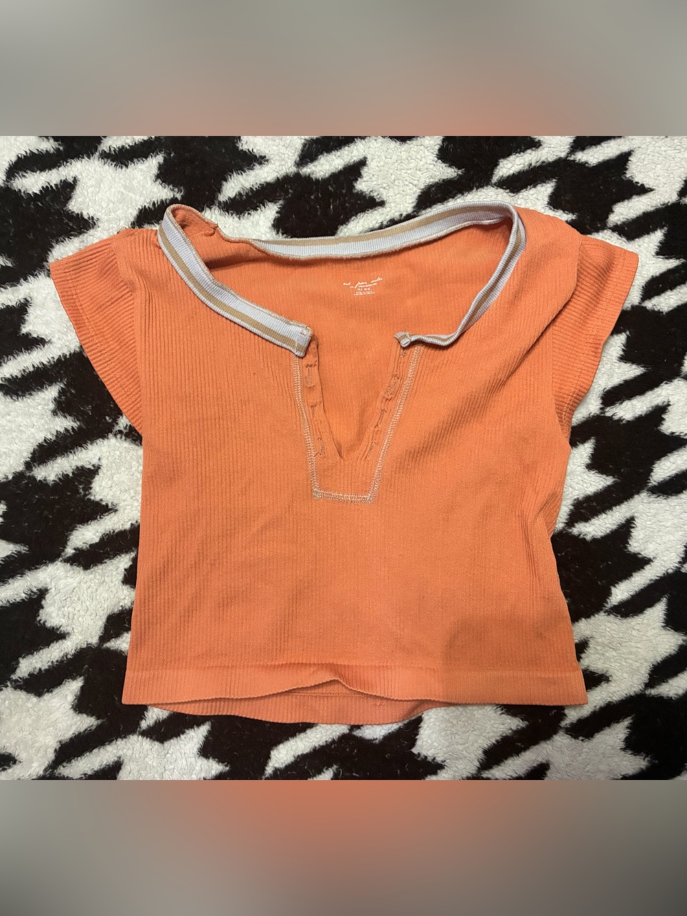 Urban Outfitters Rust Orange Ribbed Henley Baby Tee – M/L